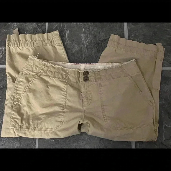 Banana Republic Khaki Parachute Capris. Size:4 - Picture 1 of 4